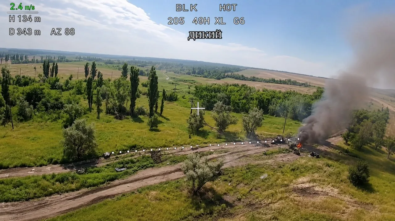 В украинском сегменте соцсети X (экс Twitter) всплыло любопытное видео с якобы разгромом колонны ВСУ на северном выезде из Константиновки