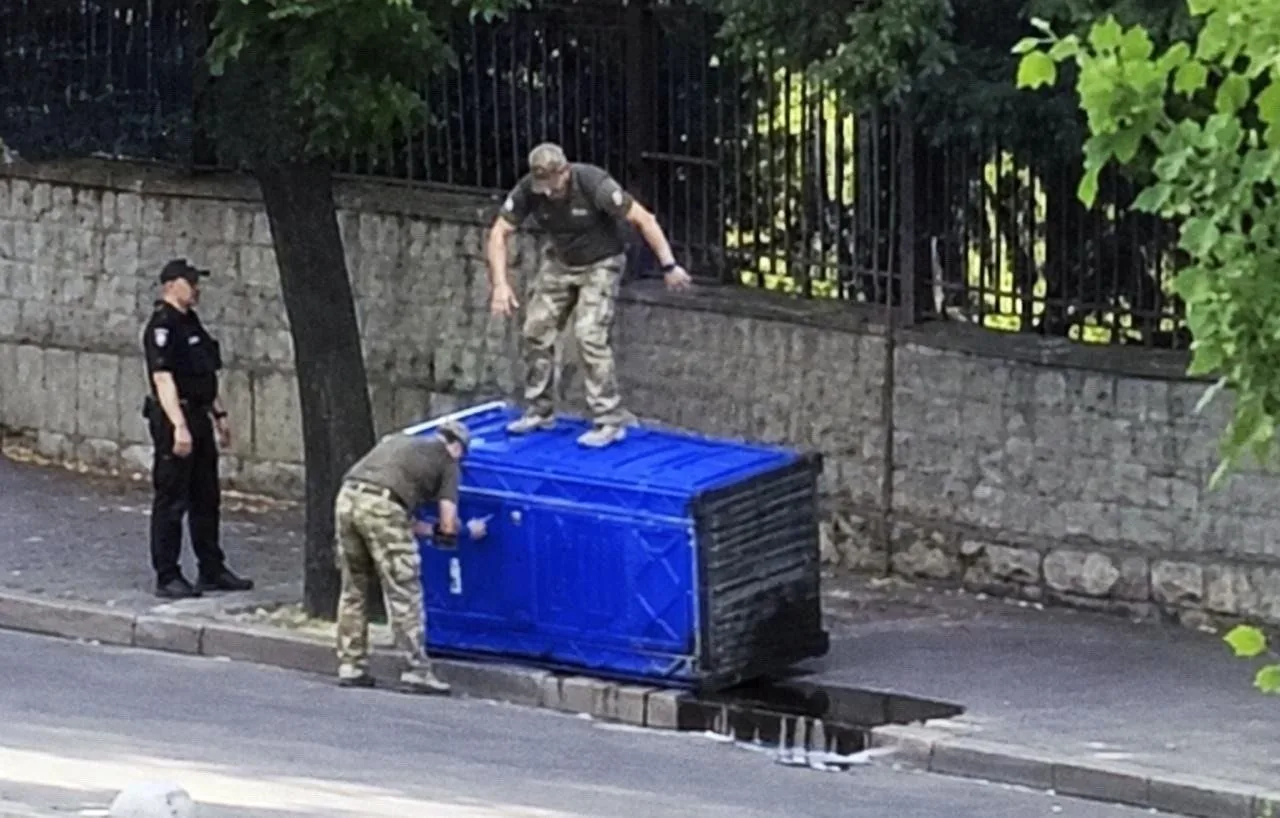 Штурм мобильного туалета зондеркомандой ТЦК. Там спрятался украинец