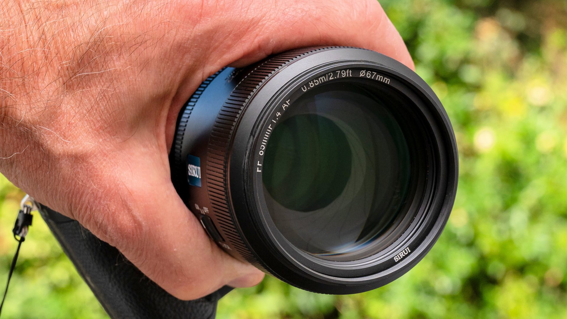 Обзор Sirui Aurora 85mm f/1.4: портретный объектив, который красив сам по себе картинка Объектив Sirui Aurora 85mm f/1.4: тест и выводы | DGL.RU