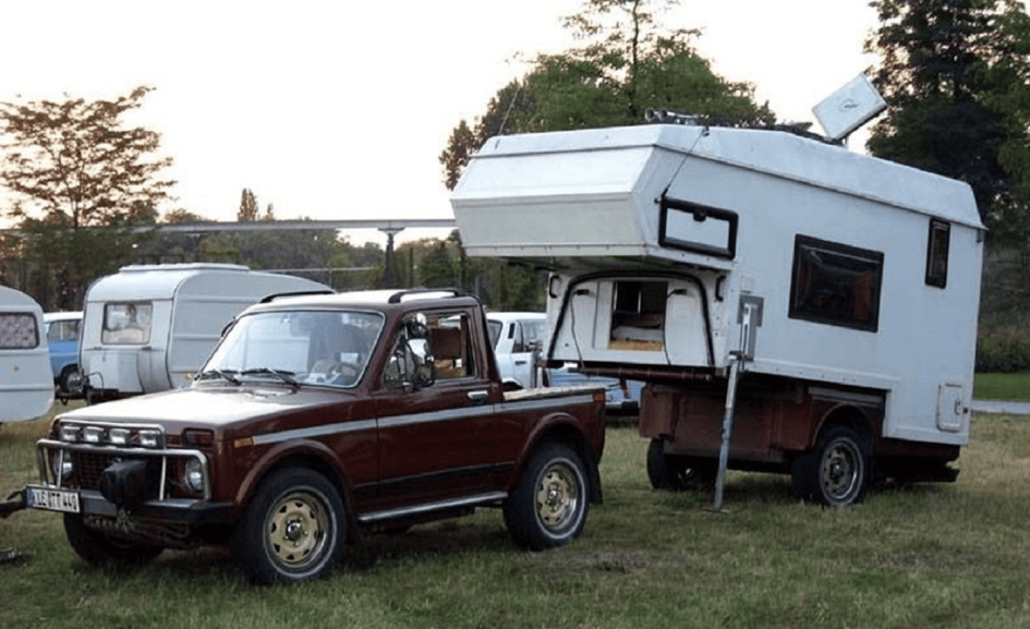 Редкий автодом на базе Lada 4x4 с третьей осью: детали уникальной немецкой модификации