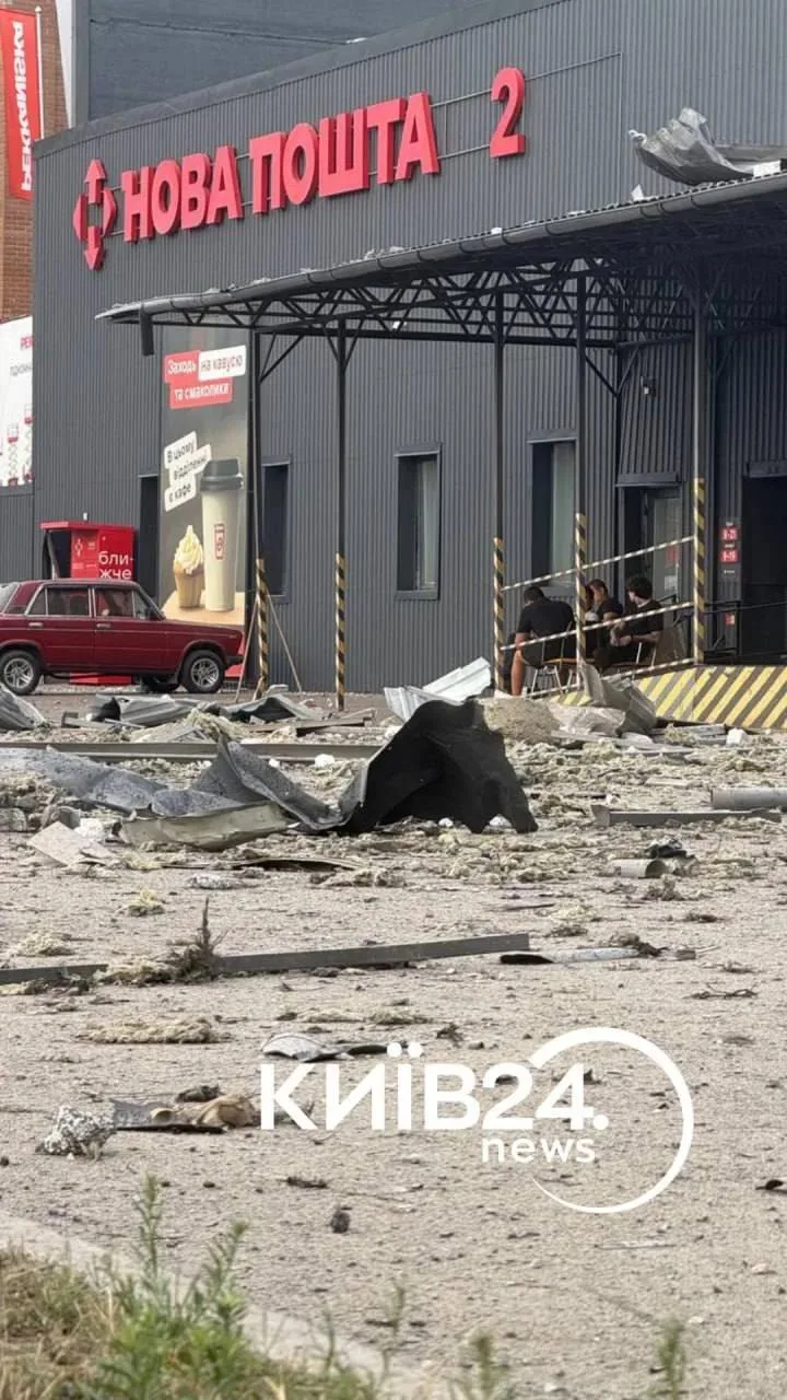 Последствия сегодняшних ударов по логистическим складам Rozetka в Броварах, и по отделению Новой Почты в Оболонском районе Киева