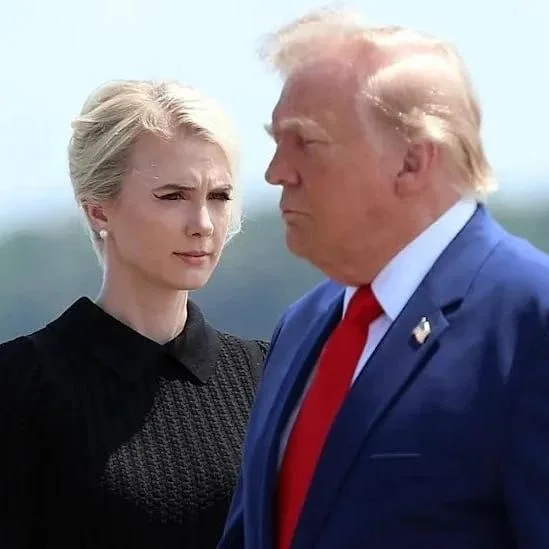 У Трампа новая фаворитка? Молодая помощница блондинка стала мелькать на совместных фотографиях с Трампом чаще, чем Мелания