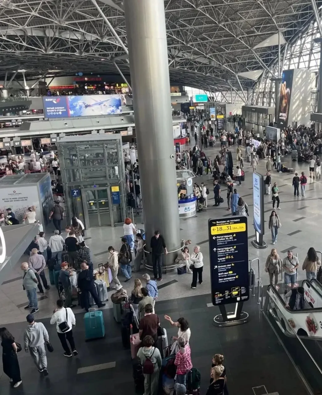 В столичных аэропортах задержано или отменено более 200 рейсов