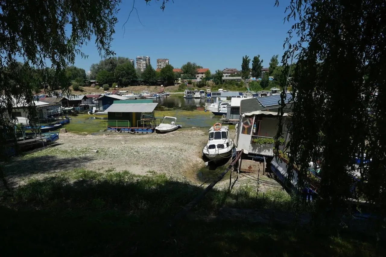 Европа столкнулась с масштабной водной катастрофой — сразу в нескольких странах континента стремительно мелеют крупнейшие реки, оставляя города и экосистемы без главного источника пресной воды