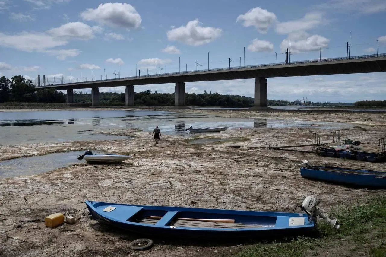 Европа столкнулась с масштабной водной катастрофой — сразу в нескольких странах континента стремительно мелеют крупнейшие реки, оставляя города и экосистемы без главного источника пресной воды