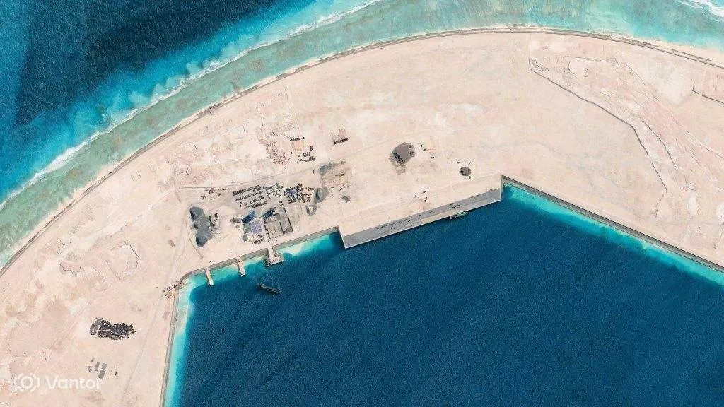 Опубликованы спутниковые снимки рифа Антилопа в Южно-Китайском море, где Китай завершил строительство искусственного острова для размещения военной базы