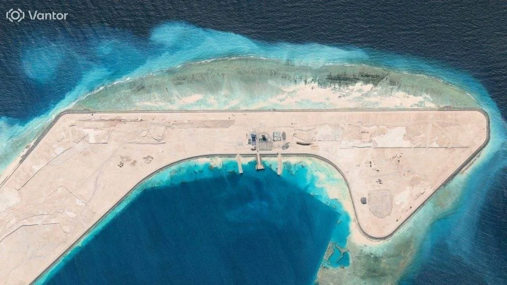 Опубликованы спутниковые снимки рифа Антилопа в Южно-Китайском море, где Китай завершил строительство искусственного острова для размещения военной базы