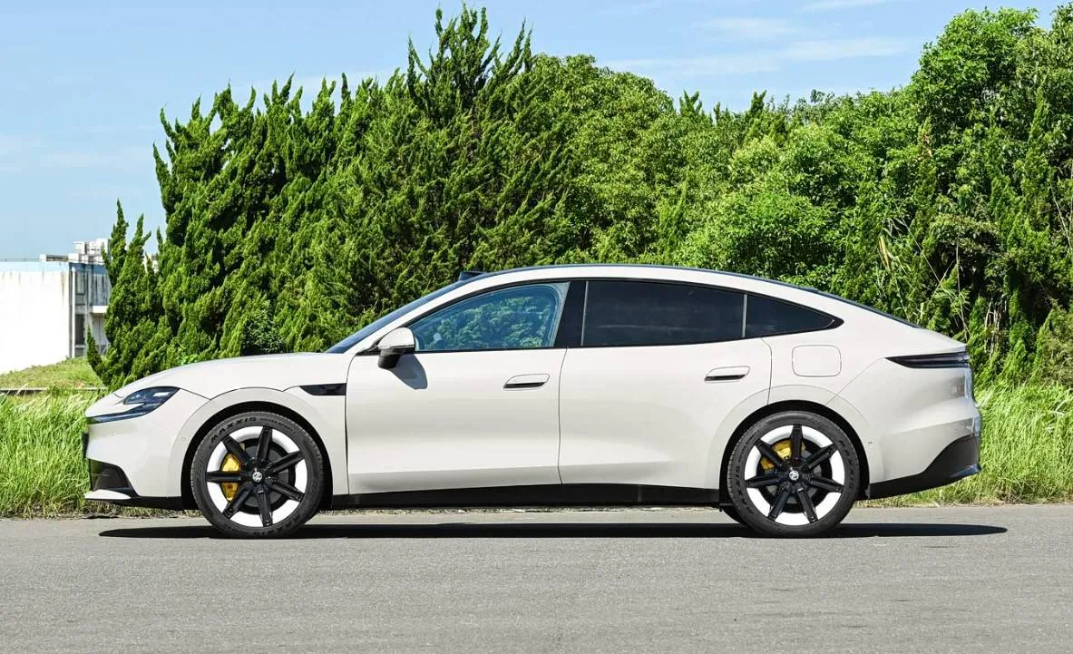 Китайцы представили убийцу Porsche Taycan по цене Lada Granta