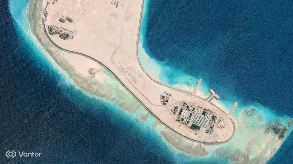 Опубликованы спутниковые снимки рифа Антилопа в Южно-Китайском море, где Китай завершил строительство искусственного острова для размещения военной базы