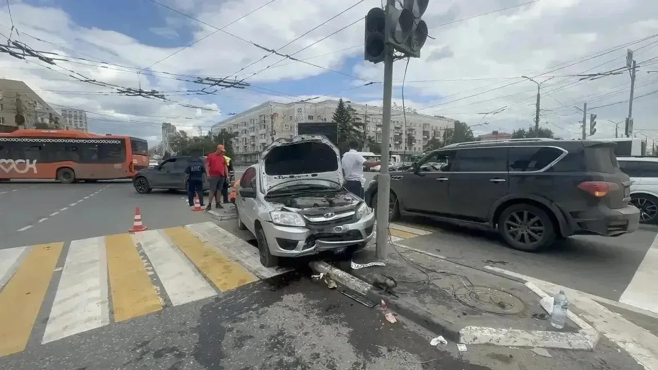 Машина въехала в людей на пешеходном переходе в Омске — пострадали минимум 7 человек