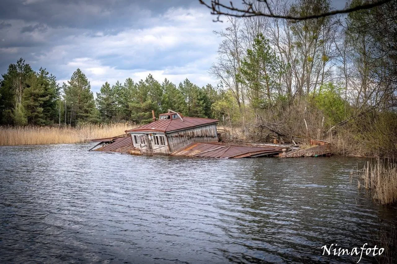 Затонувший дебаркадер Д-241, построенный в 1973 году и находившийся в порту города Припять