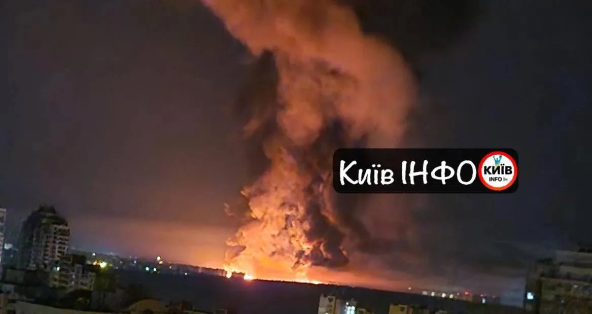 В Киеве горят склады после ударов баллистических ракет