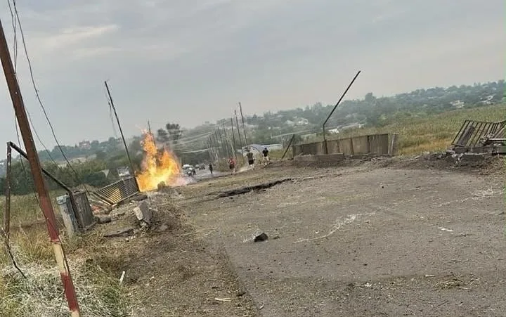 Последствия удара по очередному мосту в Славянске, на этот раз связывающему город с поселком Былбасовка на западе