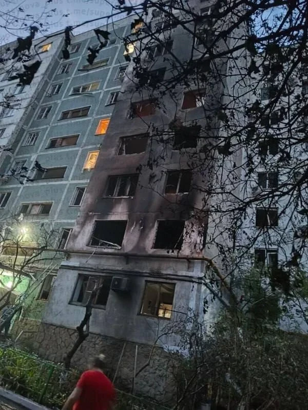 После ночной атаки вражеских БПЛА и БЭК на Новороссийск и окрестности, по данным губернатора, в Новороссийске погиб 8-летний ребенок, еще 8 человек получили ранения