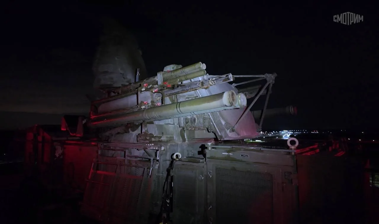 Зенитный ракетно-пушечный комплекс ПВО «Панцирь-С1М» на одной из специализированных вышек в Московской области