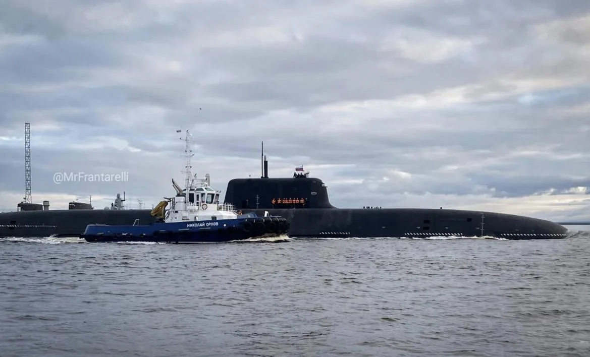 Появились фото первого выхода в море АПЛ проекта 09851 «Хабаровск» в море из Северодвинска. Ходовые испытания корабля начались