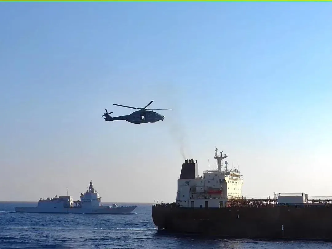 ВМС Италии при помощи польского патрульного самолета и греческого корабля взяли сегодня на абордаж в Средиземном море российский теневой танкер Toa Payoh. Об этом заявило Министерство обороны Италии