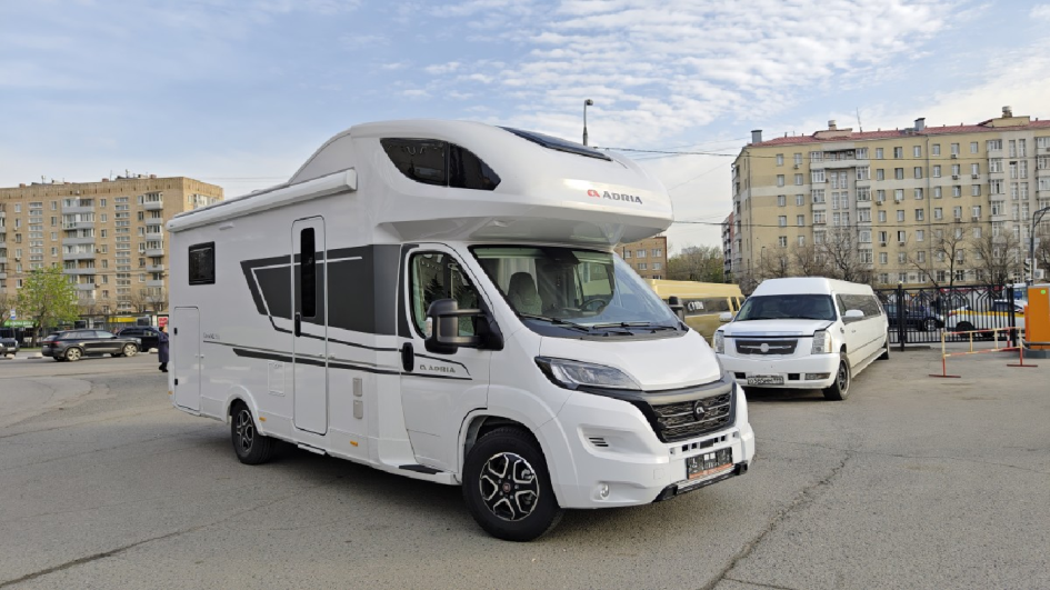 Adria Coral XL 660 SL: альковный автодом 2024 года с АКПП и пятью спальными местами