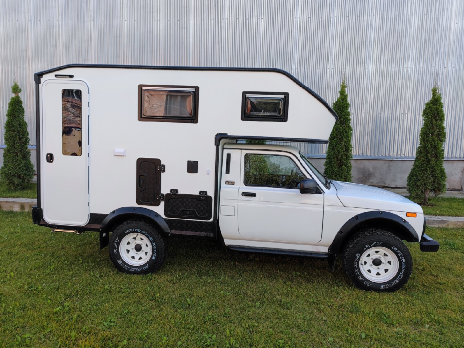 Lada 4x4 с жилым модулем: спальня, кухня и ванная в компактном автодоме