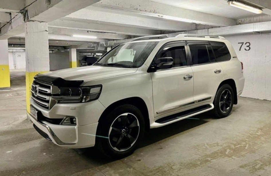 Toyota Land Cruiser 200 с минимальным пробегом и редкой комплектацией продают за 10 млн рублей