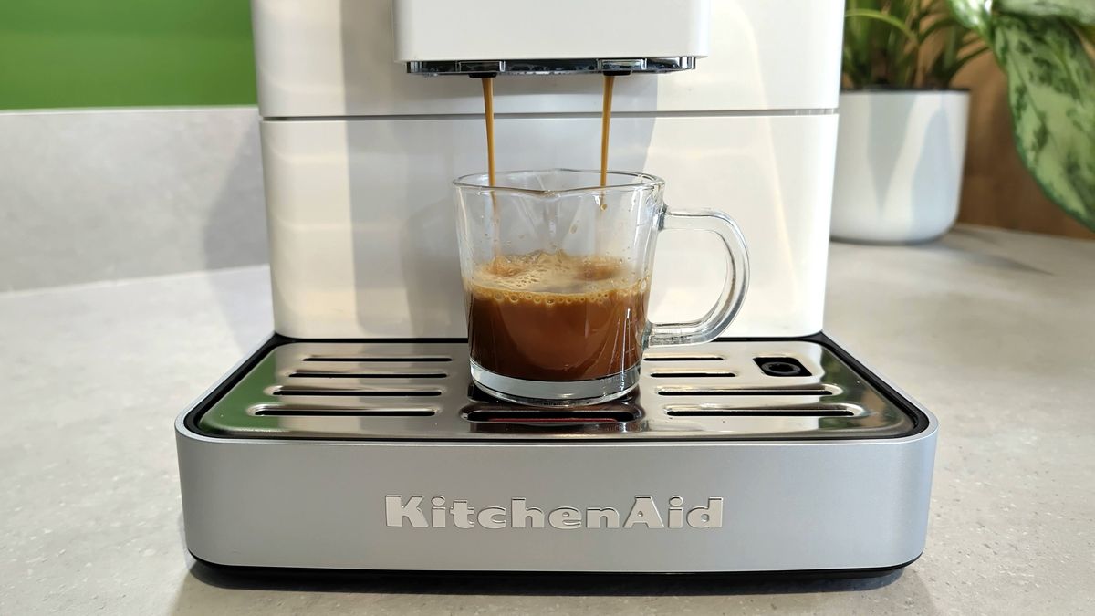 Обзор KitchenAid KF4 - божественный эспрессо и идеальная пенка картинка Кофемашина KitchenAid KF4 удивила качеством | DGL.RU