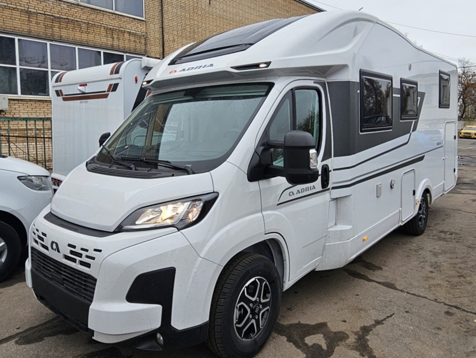 Adria Matrix 670 SL Axess 2024: пять мест, автомат и зимний пакет для дальних поездок