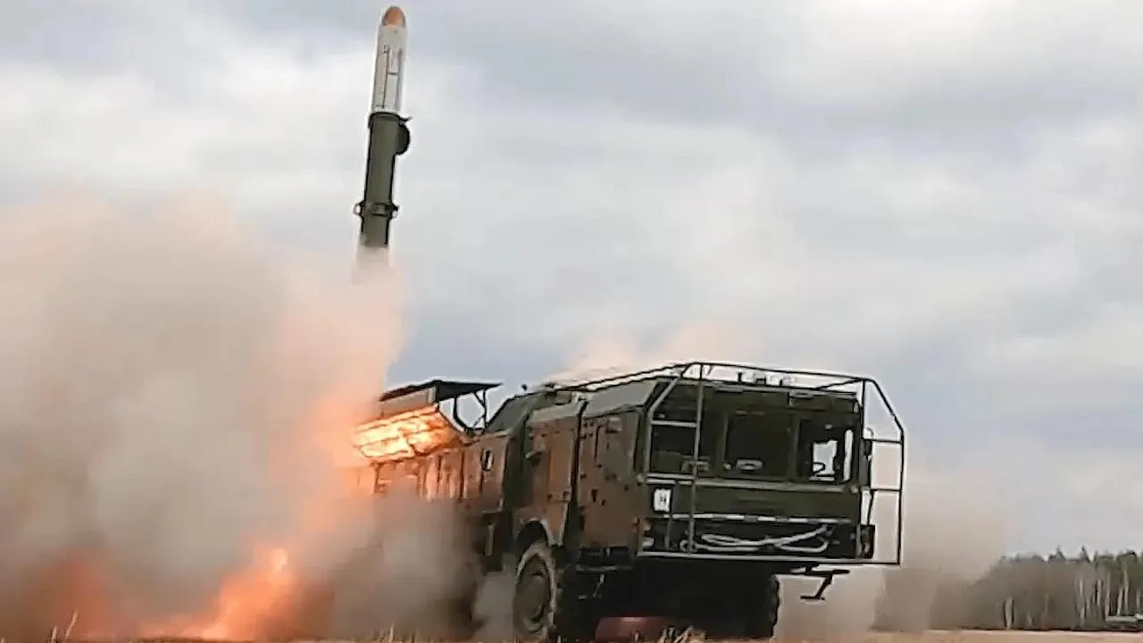 Украинские мониторинговые ресурсы предупреждают о подготовке крупного комбинированного ракетно-дронового удара, который потенциально может стать одним из наиболее массированных за последнее время