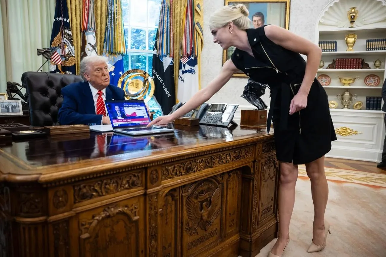 У Трампа новая фаворитка? Молодая помощница блондинка стала мелькать на совместных фотографиях с Трампом чаще, чем Мелания