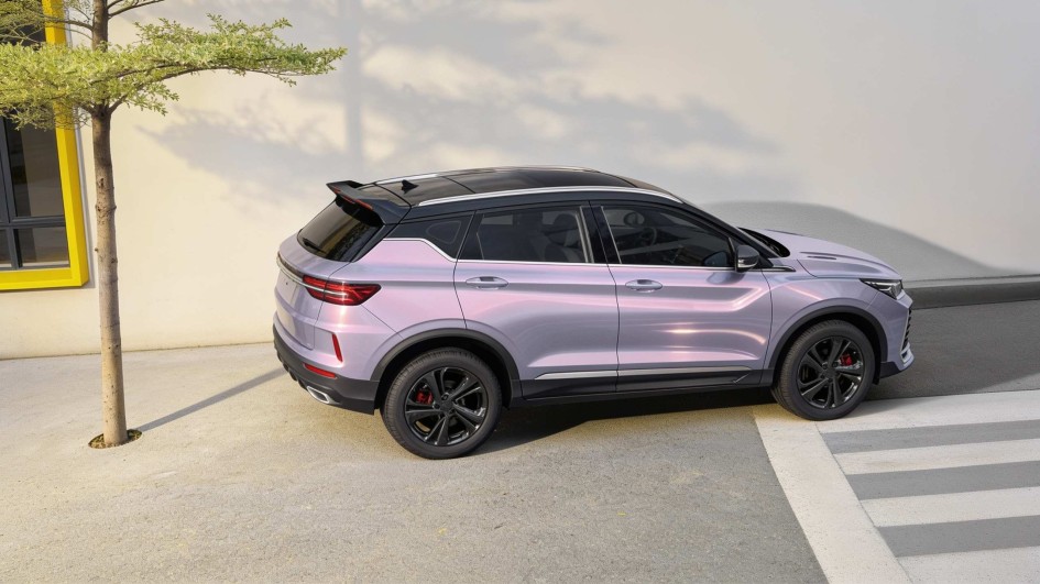 Geely увеличила цены на четыре кроссовера в России: детали изменений