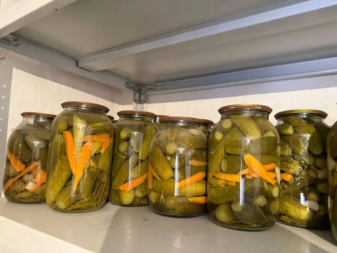 Квашеные огурчики от тёщи — божественно вкусные: тают во рту, а готовятся за 30 минут по семейному рецепту