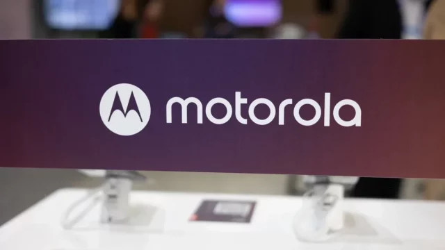 Motorola получила патент на смарт-часы, которые раскладываются в экран смартфона