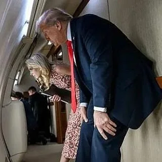 У Трампа новая фаворитка? Молодая помощница блондинка стала мелькать на совместных фотографиях с Трампом чаще, чем Мелания