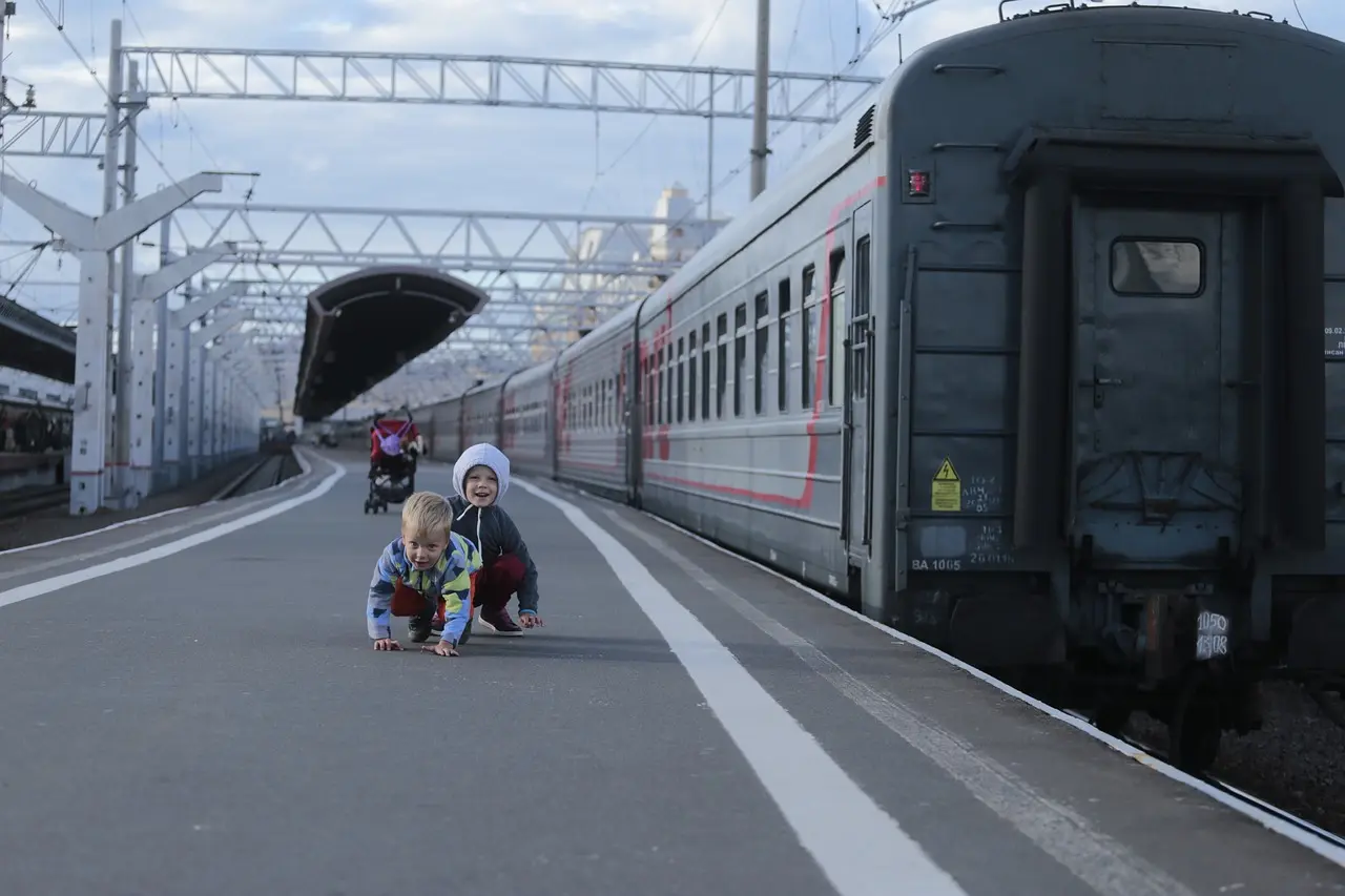 РЖД продемонстрировала спальный вагон нового уровня: двухметровые полки, душ и интерьер в стиле яхты — как теперь выглядит поездка с комфортом