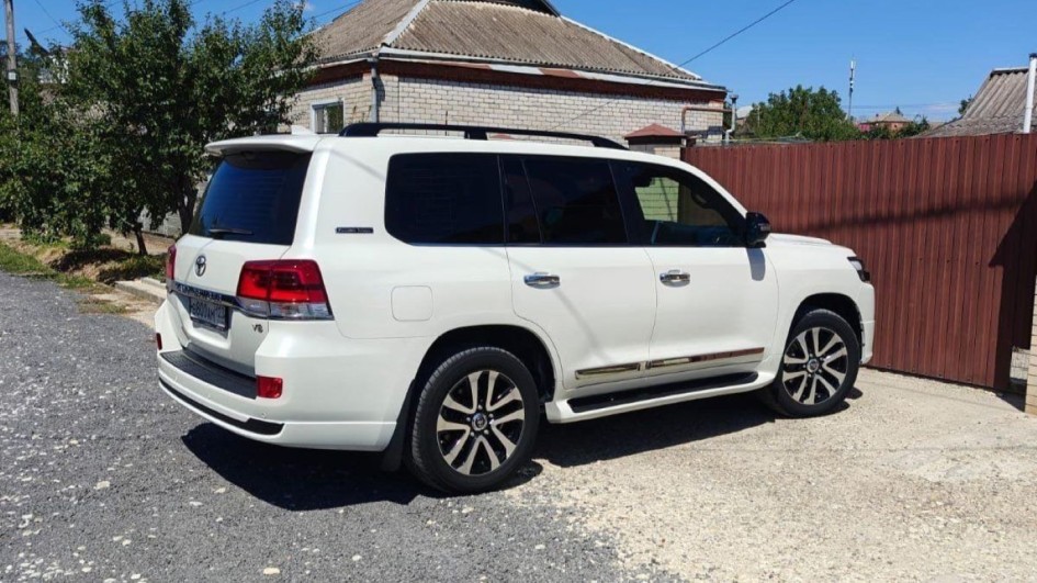 В Анапе начались торги за роскошный Toyota Land Cruiser 200 с пробегом меньше 45 тысяч км