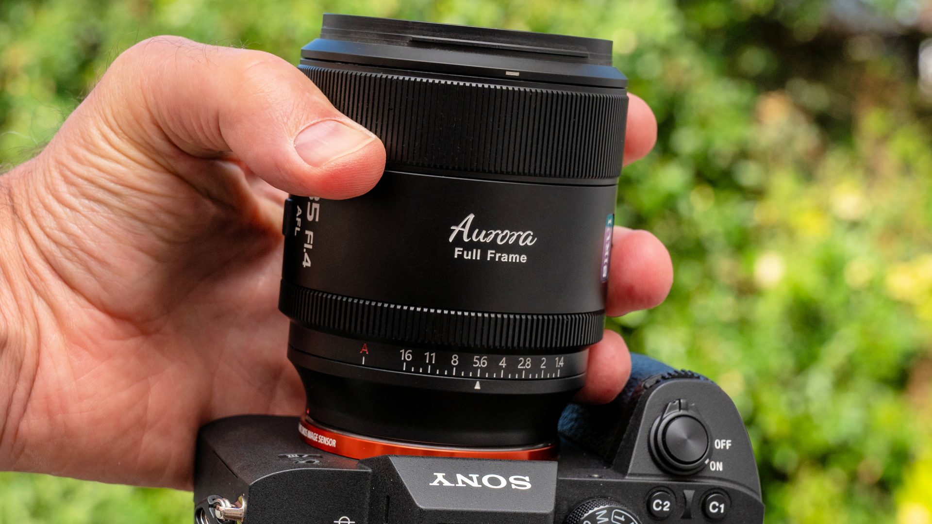 Обзор Sirui Aurora 85mm f/1.4: портретный объектив, который красив сам по себе картинка Объектив Sirui Aurora 85mm f/1.4: тест и выводы | DGL.RU