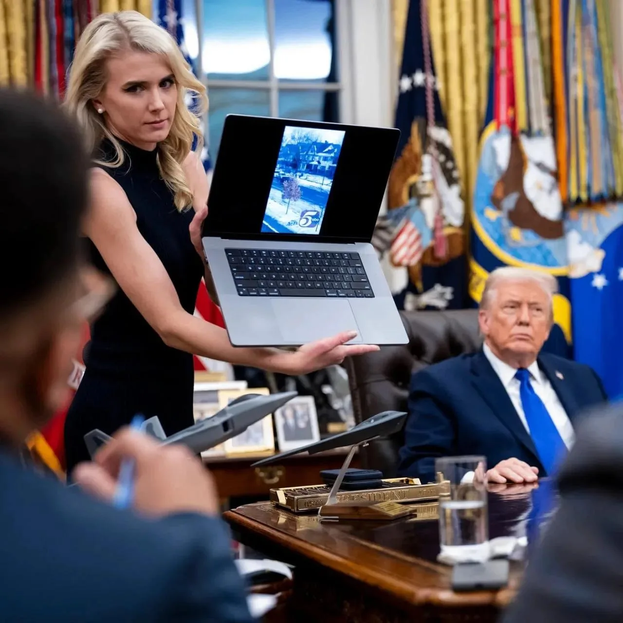 У Трампа новая фаворитка? Молодая помощница блондинка стала мелькать на совместных фотографиях с Трампом чаще, чем Мелания