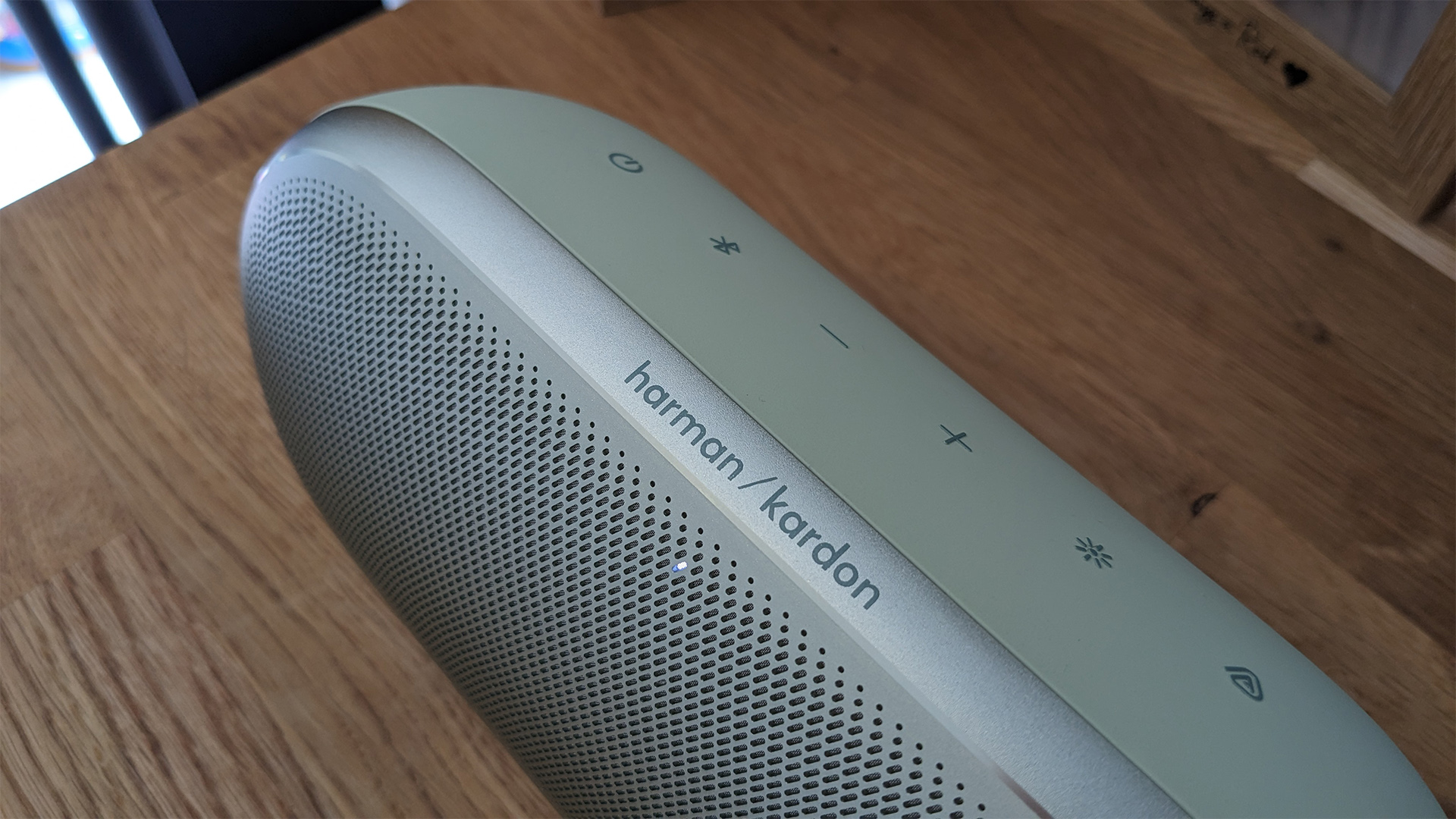 Обзор Harman Kardon Luna 2 - приятно удивила вокалом и просторной сценой картинка Колонка Harman Kardon Luna 2: подробный тест | DGL.RU