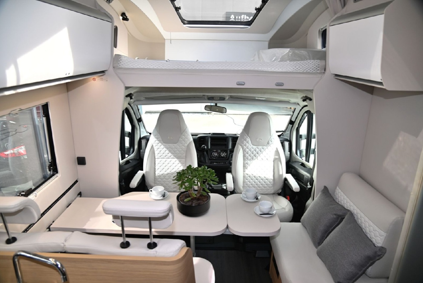 Adria Coral XL 660 SL PLUS 2024: пять посадочных, автомат и зимний уют для всей семьи
