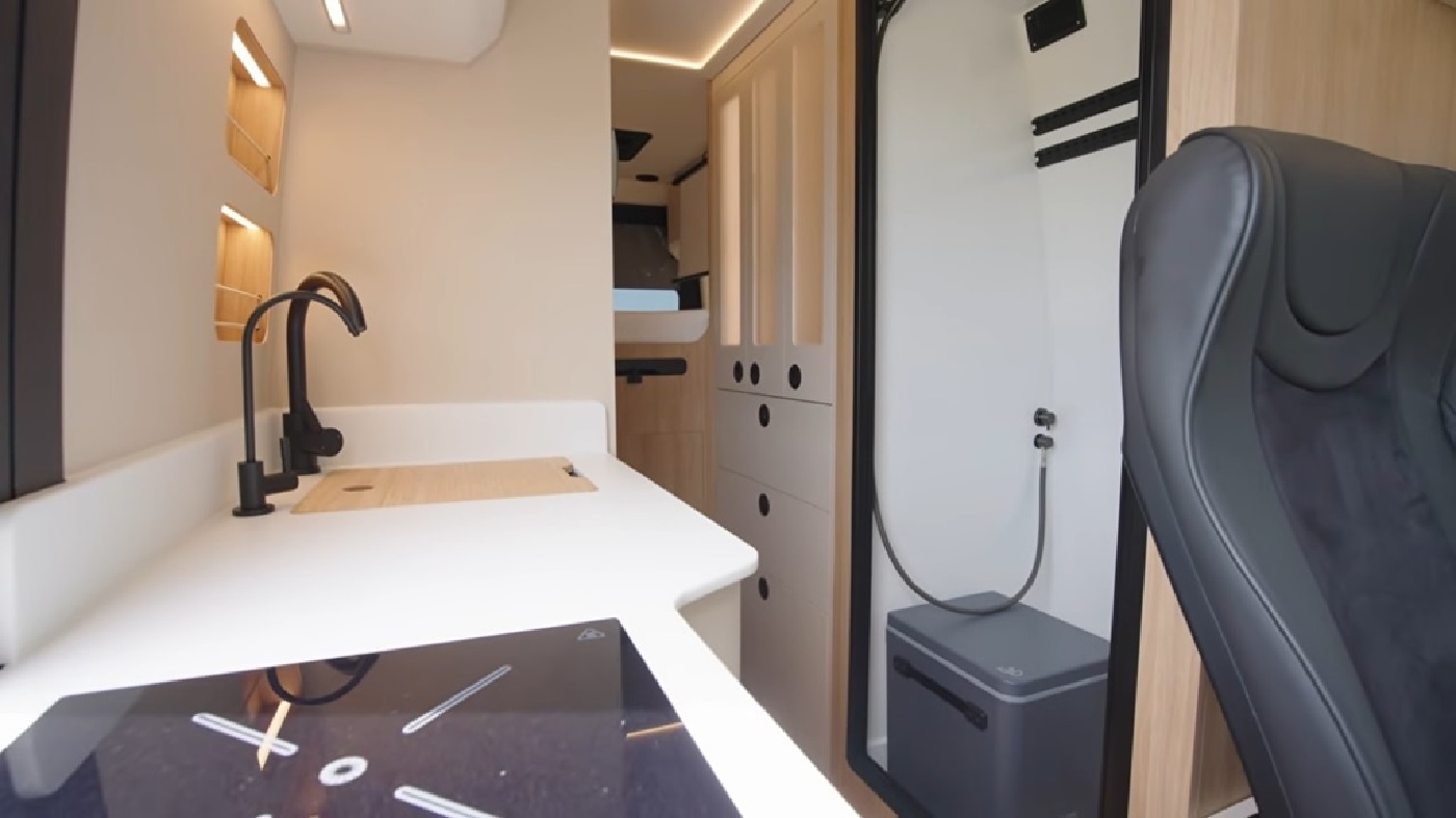 Mercedes-Benz Sprinter AWD переоборудовали в кемпер с премиальным интерьером и внедорожными возможностями