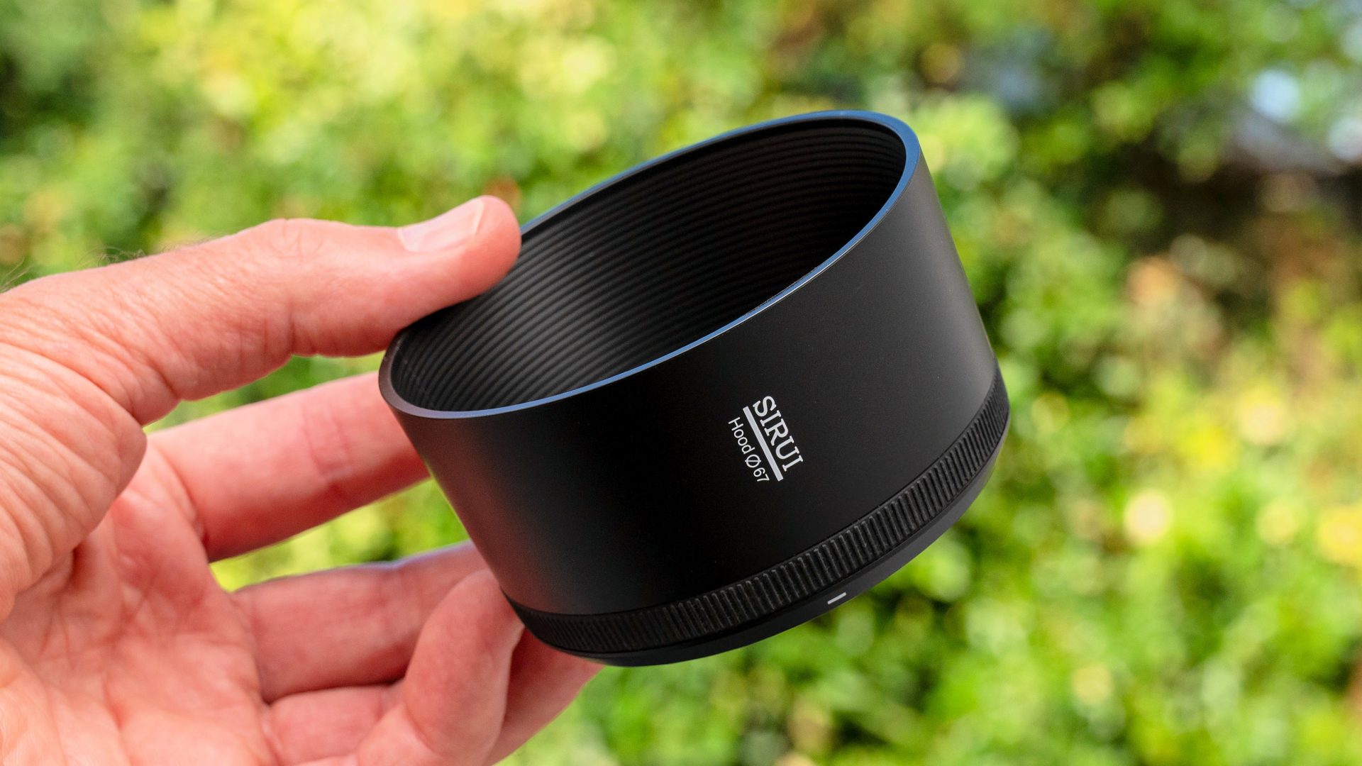 Обзор Sirui Aurora 85mm f/1.4: портретный объектив, который красив сам по себе картинка Объектив Sirui Aurora 85mm f/1.4: тест и выводы | DGL.RU