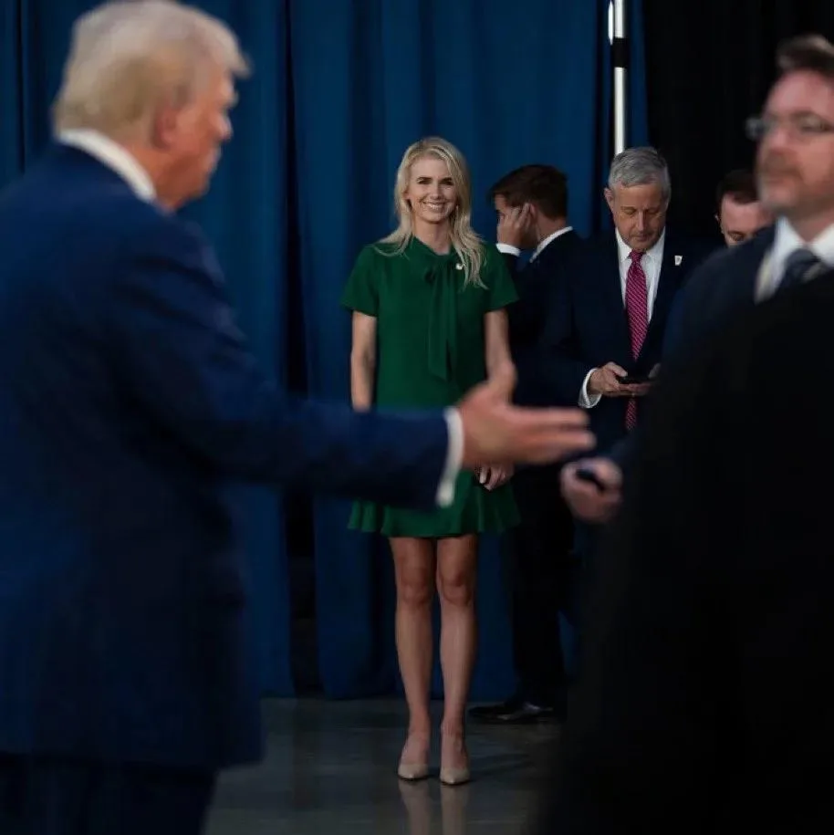 У Трампа новая фаворитка? Молодая помощница блондинка стала мелькать на совместных фотографиях с Трампом чаще, чем Мелания