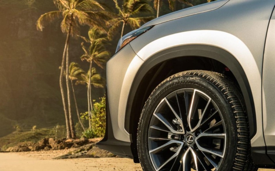 Lexus NX готовит обновление: первые тизеры и детали премьеры