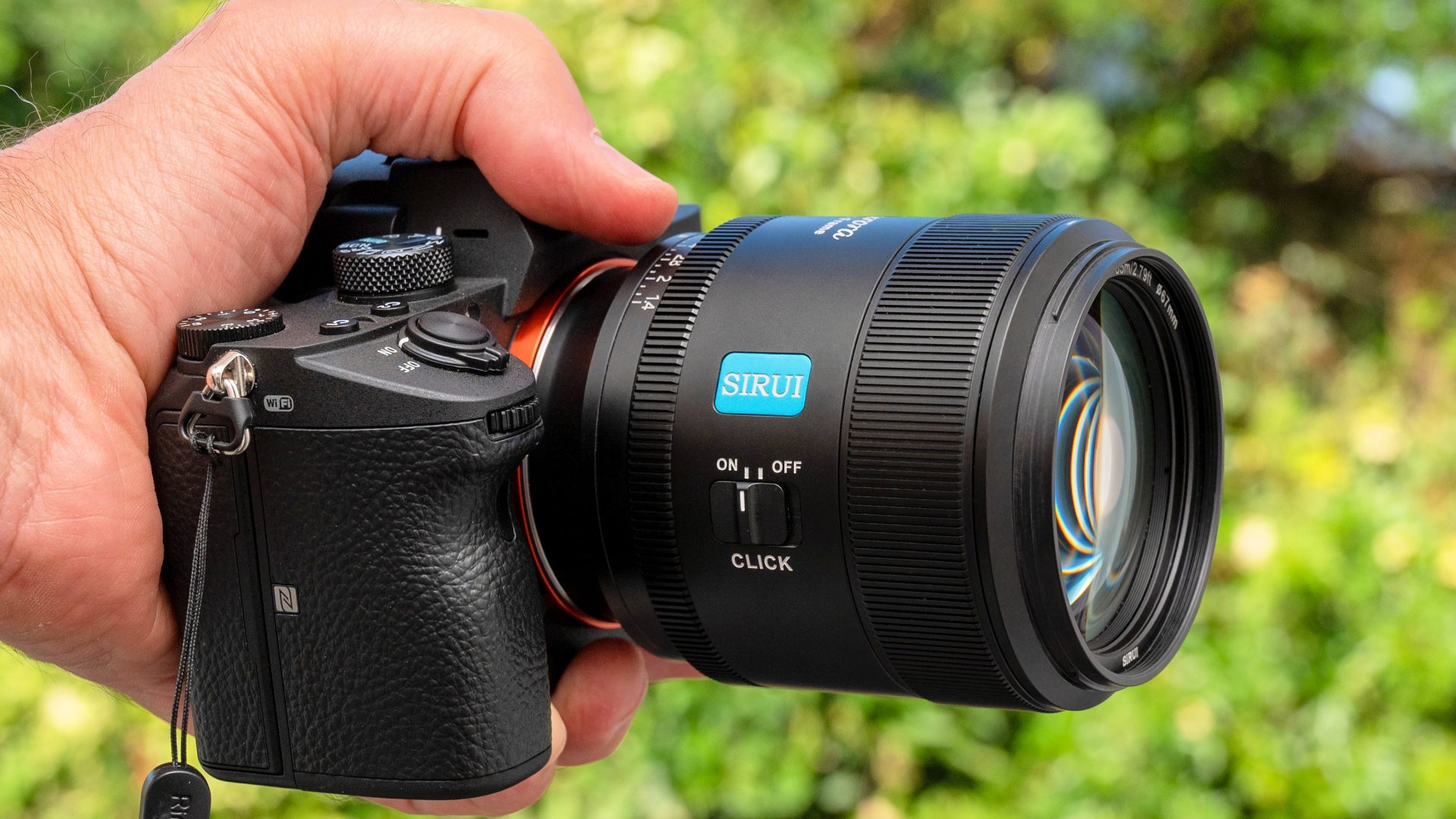 Обзор Sirui Aurora 85mm f/1.4: портретный объектив, который красив сам по себе картинка Объектив Sirui Aurora 85mm f/1.4: тест и выводы | DGL.RU