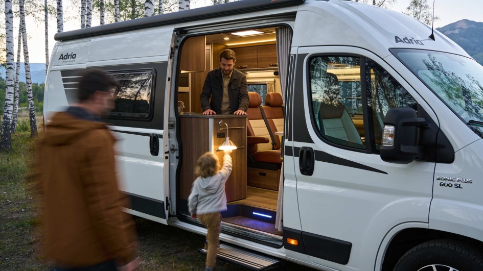 Adria Sonic Plus 700 SL: интегрированный автодом с пятью спальными местами и премиальной отделкой