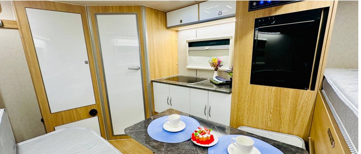 Piligrim Camper ST-400: компактный дом на колесах для пикапов с двухместной кабиной