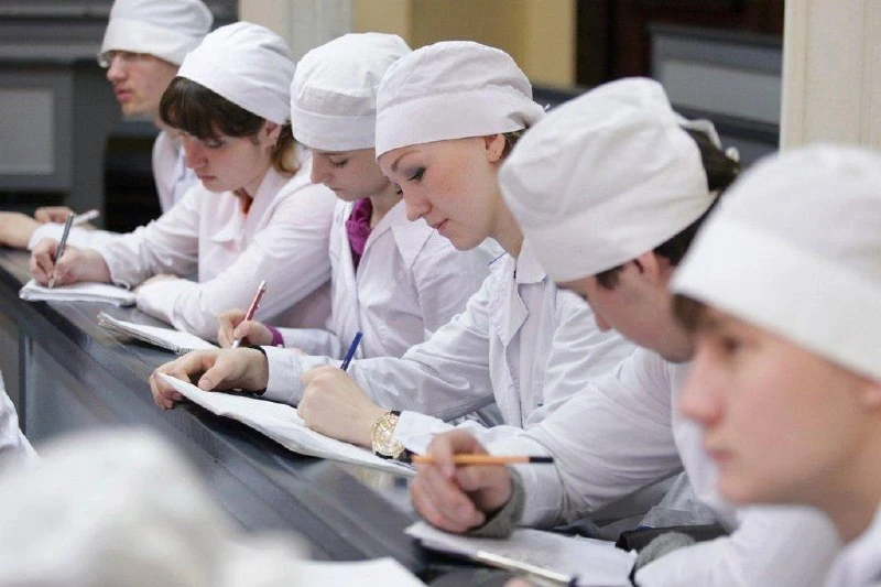 Медвузы РФ столкнулись с массовым недобором в ординатуру — сотни бюджетных мест остались незаполненными