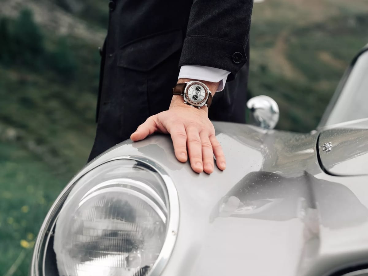 Breitling представила лимитированную коллекцию хронографов Top Time B01 в стиле Aston Martin DB5 картинка Часы Breitling Top Time B01 вышли в серии DB5 | DGL.RU