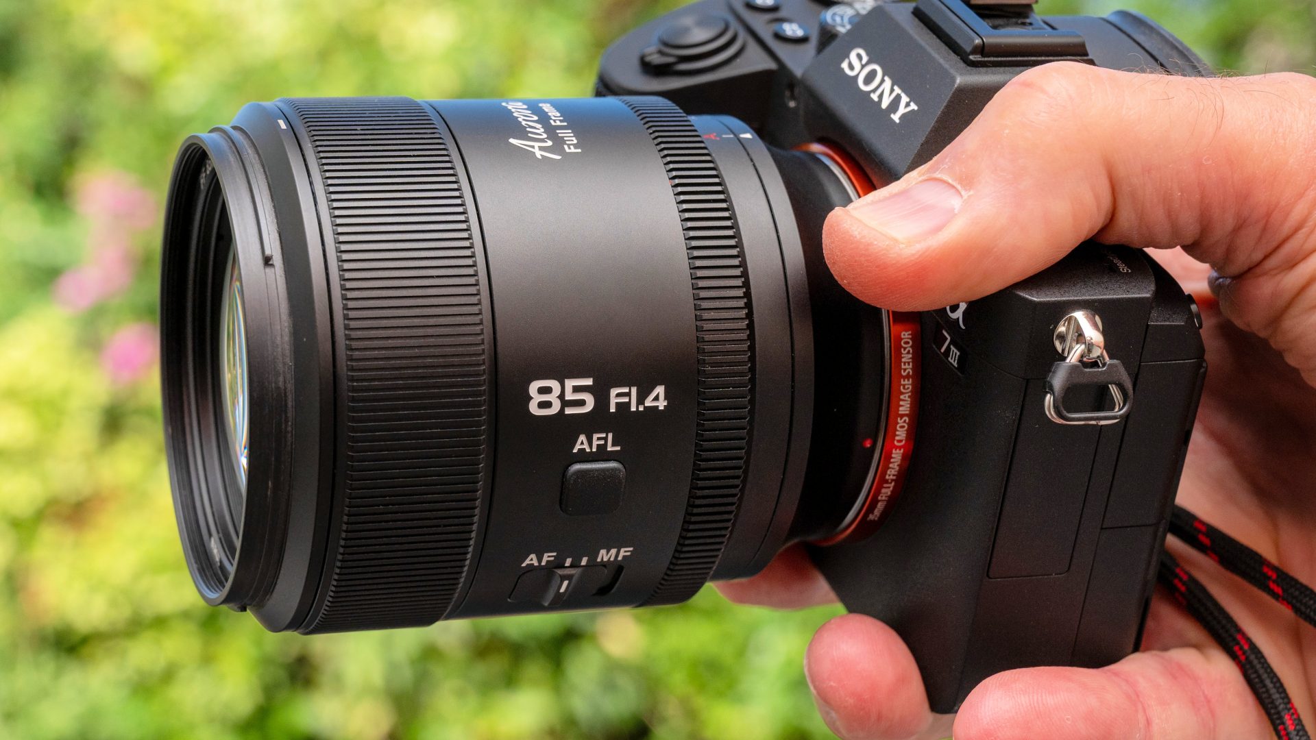 Обзор Sirui Aurora 85mm f/1.4: портретный объектив, который красив сам по себе картинка Объектив Sirui Aurora 85mm f/1.4: тест и выводы | DGL.RU