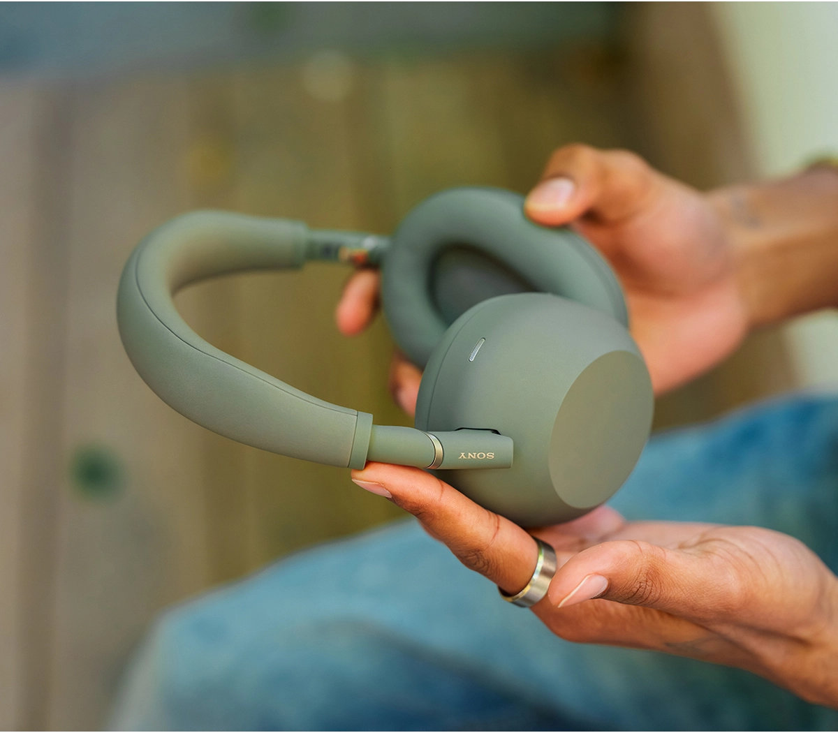 Sony выпустила полноразмерные наушники WH-1000XM6 в оливково-сером цвете картинка Наушники Sony WH-1000XM6 в цвете Olive Gray | DGL.RU