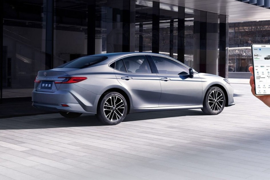 Toyota Camry обновилась в Китае и сравнялась по цене с «Москвичом 3»